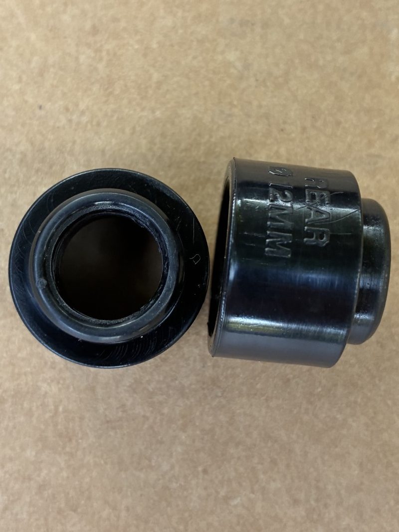 Les deux adaptateurs d'axe de la Scicon, marqu&eacute;s REAR 12 mm
