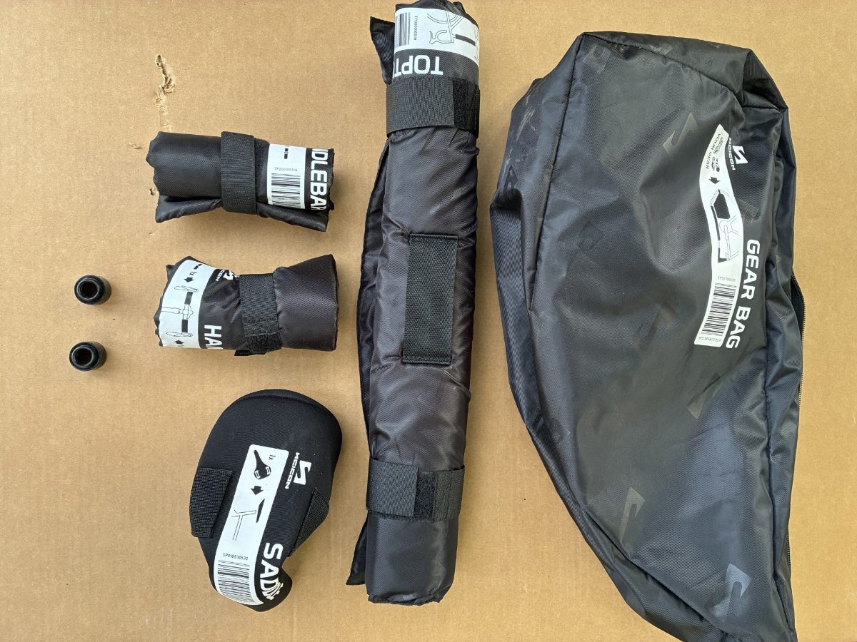 Contenu du gear bag Scicon : deux adaptateurs d'axe, deux protections de cintre, protection de selle, protection du tube sup&eacute;rieur et le gear bag lui-m&ecirc;me